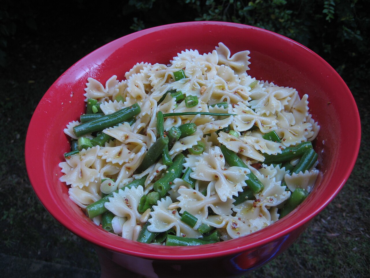 A bowl of cooked pasta